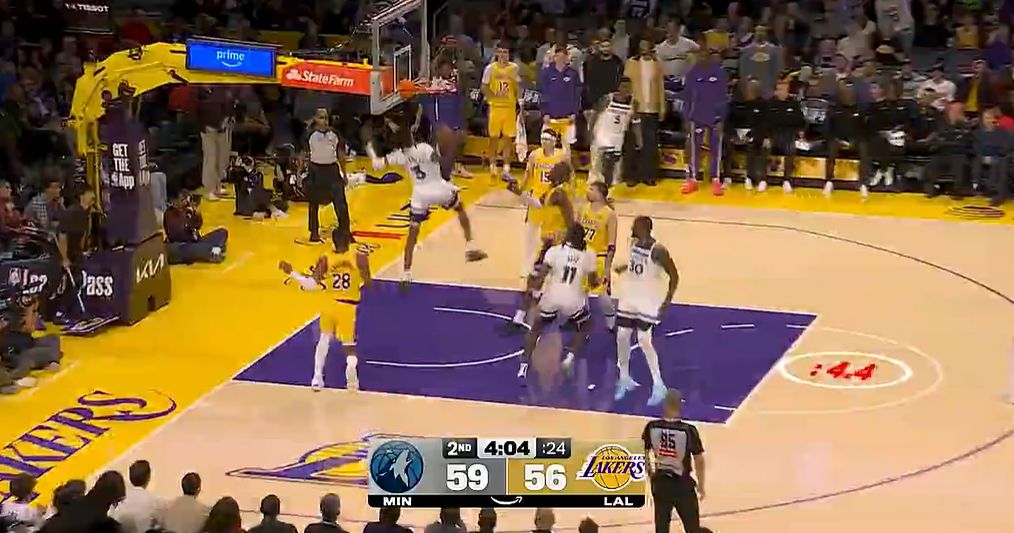 ¡Qué contraste! Los Timberwolves tomaron una ventaja de 10-1 en rebotes en la zona de ataque y anotaron 18-0 en el segundo ataque.