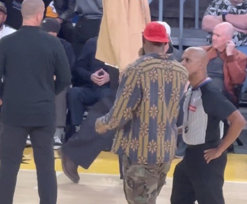 ¿Qué se dijo? James salió a la cancha para comunicarse con los árbitros durante el descanso.