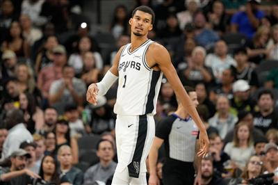 Bunyama y Cornet trabajaron duro, ambos anotaron 12 puntos en la mitad, empatados en el mayor número del equipo.