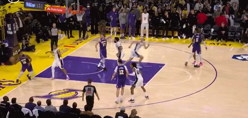 Smart pisó la línea y cometió una falta, dándole el balón a los Spurs. Champany falló dos tiros libres y los Spurs perdieron por 2 puntos.