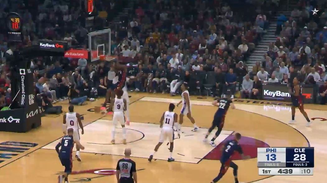 ¡Control del balón caliente! Mitchell anotó 15 puntos con 4 de 5 tiros y los Cavaliers lideraron a los 76ers con 14 puntos en el primer cuarto.