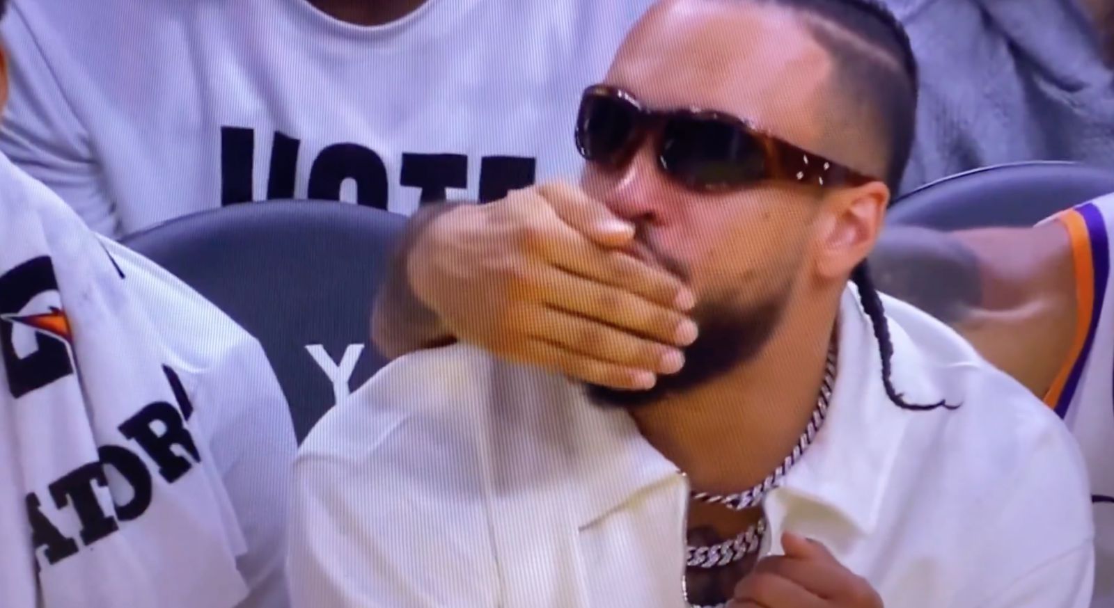 Booker: Dillon admitió después del partido que comerse a T en el banco fue egoísta y no nos detendremos en eso