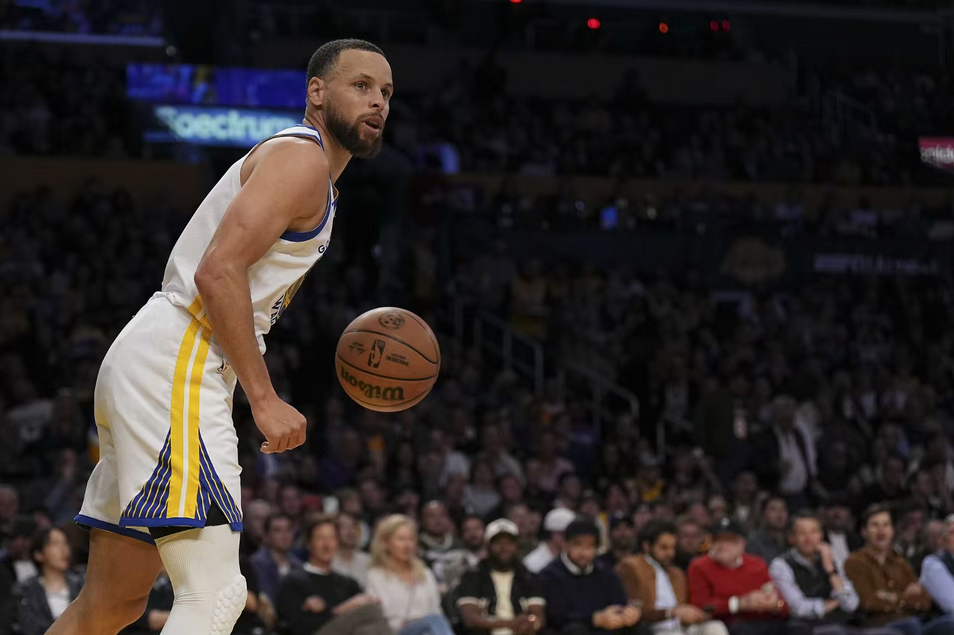 Después de que Curry cumplió 35 años, anotó más de 45 puntos en 6 juegos, empatando a James en el primer lugar de la historia.