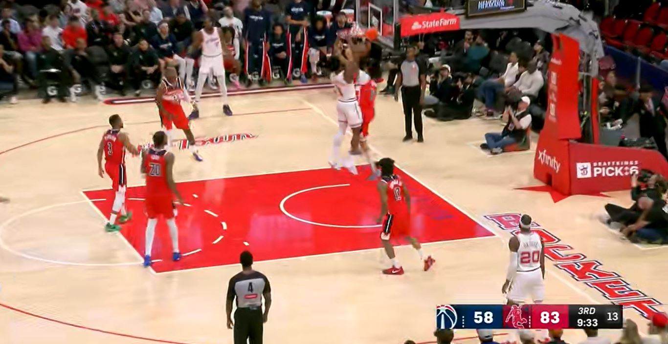 Sarr anotó 10 puntos y atrapó 5 rebotes en un solo cuarto. Los Wizards ganaron por 11 puntos en un solo cuarto para mantener el suspenso.