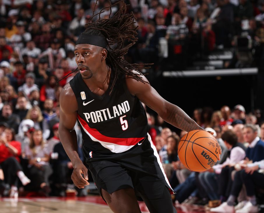 Holiday anotó 13 puntos y 5 asistencias en el tercer cuarto, y los Trail Blazers anotaron 38 puntos en un solo cuarto y revirtieron el juego con 10 puntos.