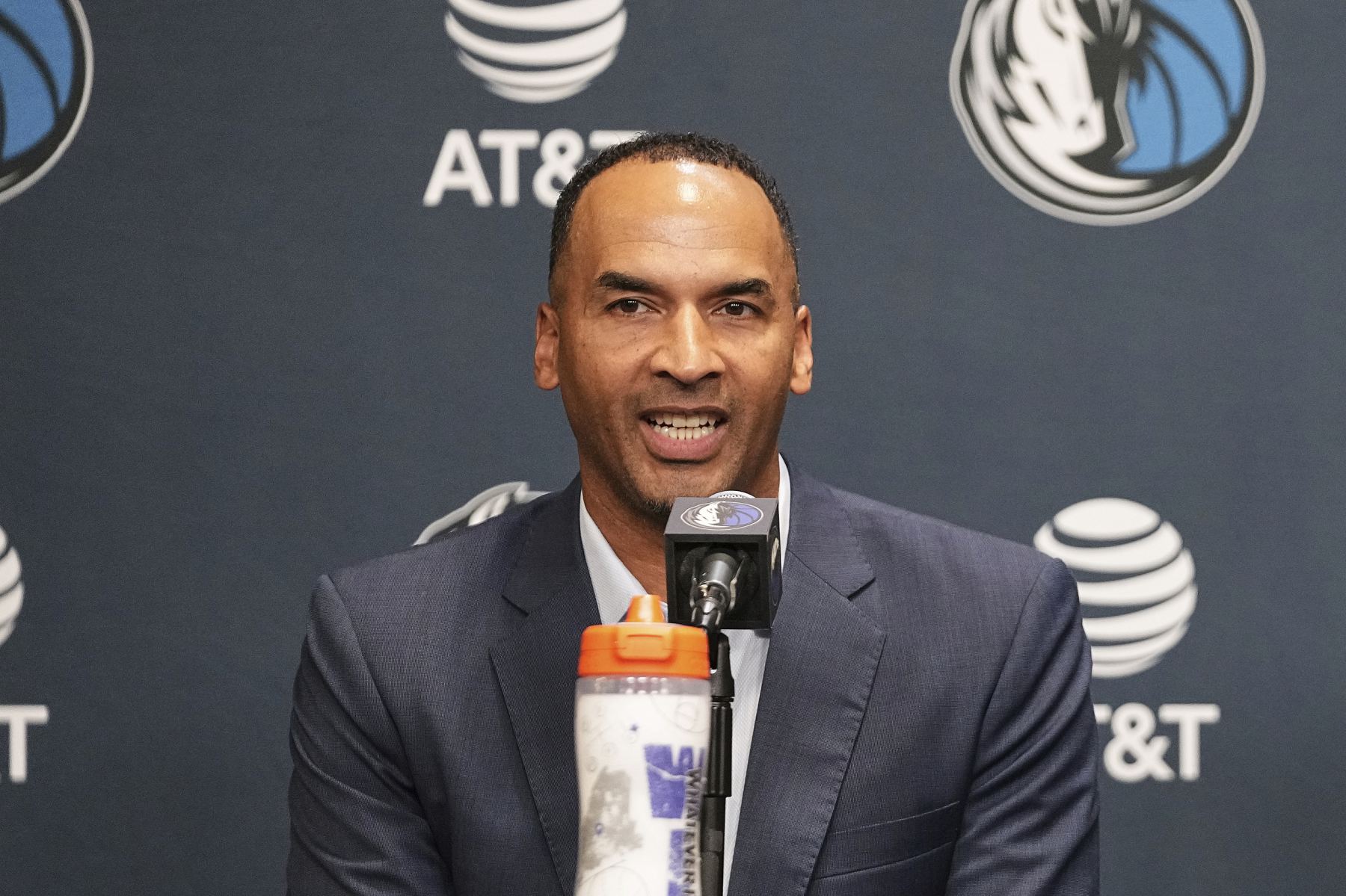 Los Mavericks desmantelaron el dispositivo elevador portátil en el lugar del juego, que anteriormente servía como canal de salida especial de Harrison.