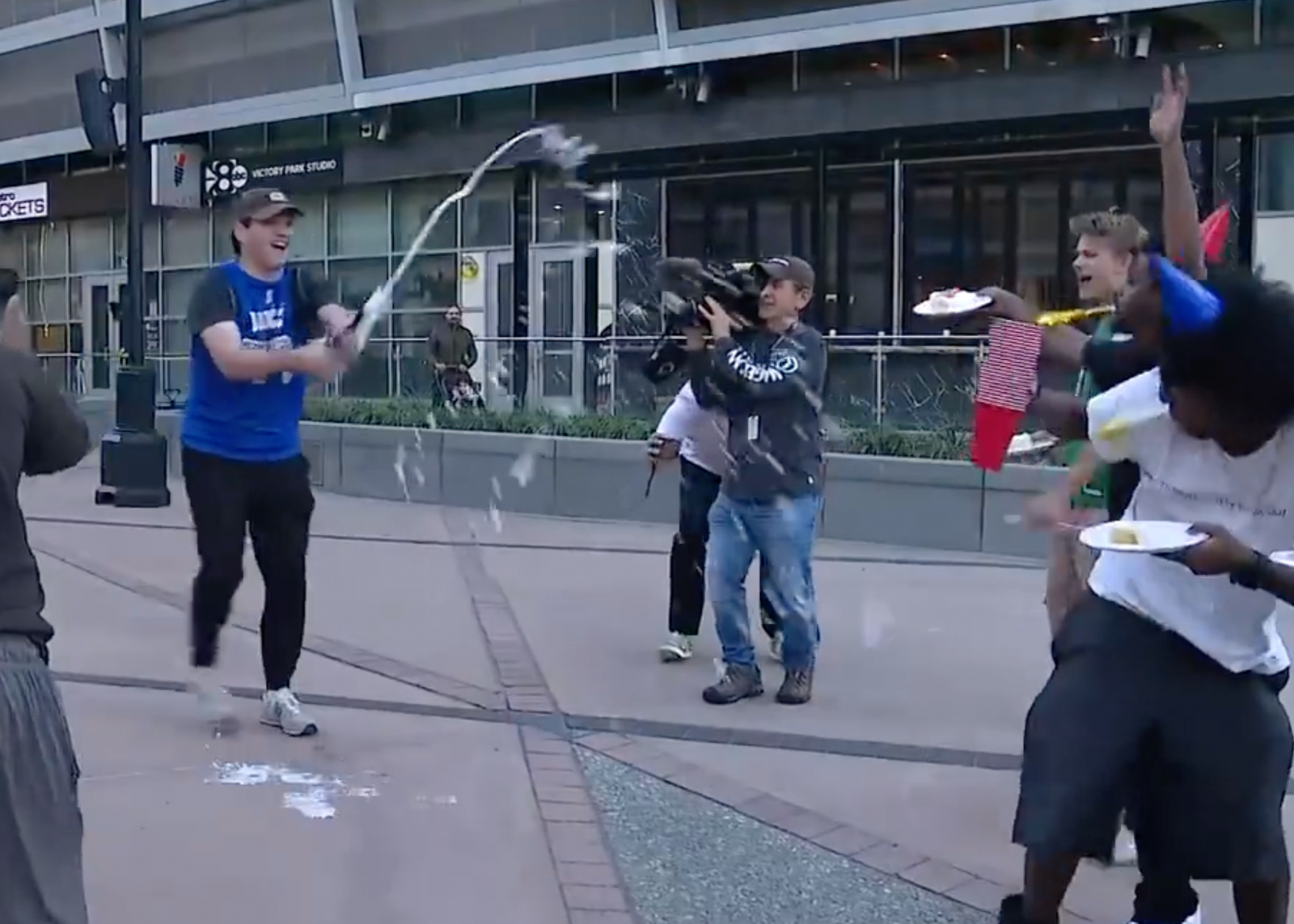 Después del despido de Harrison, los fanáticos de Doncic vinieron a celebrar con champán afuera de la cancha local de los Mavericks.