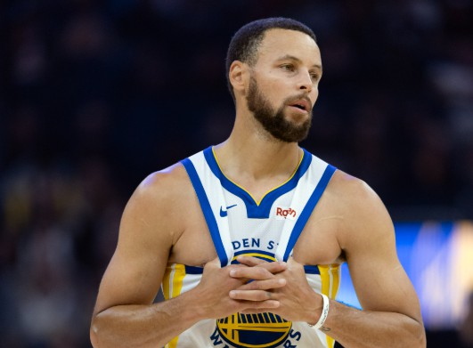 ¡El ataque está bloqueado! Nadie en los Warriors anotó más de 20 puntos y el porcentaje de tiros de Curry fue lento.