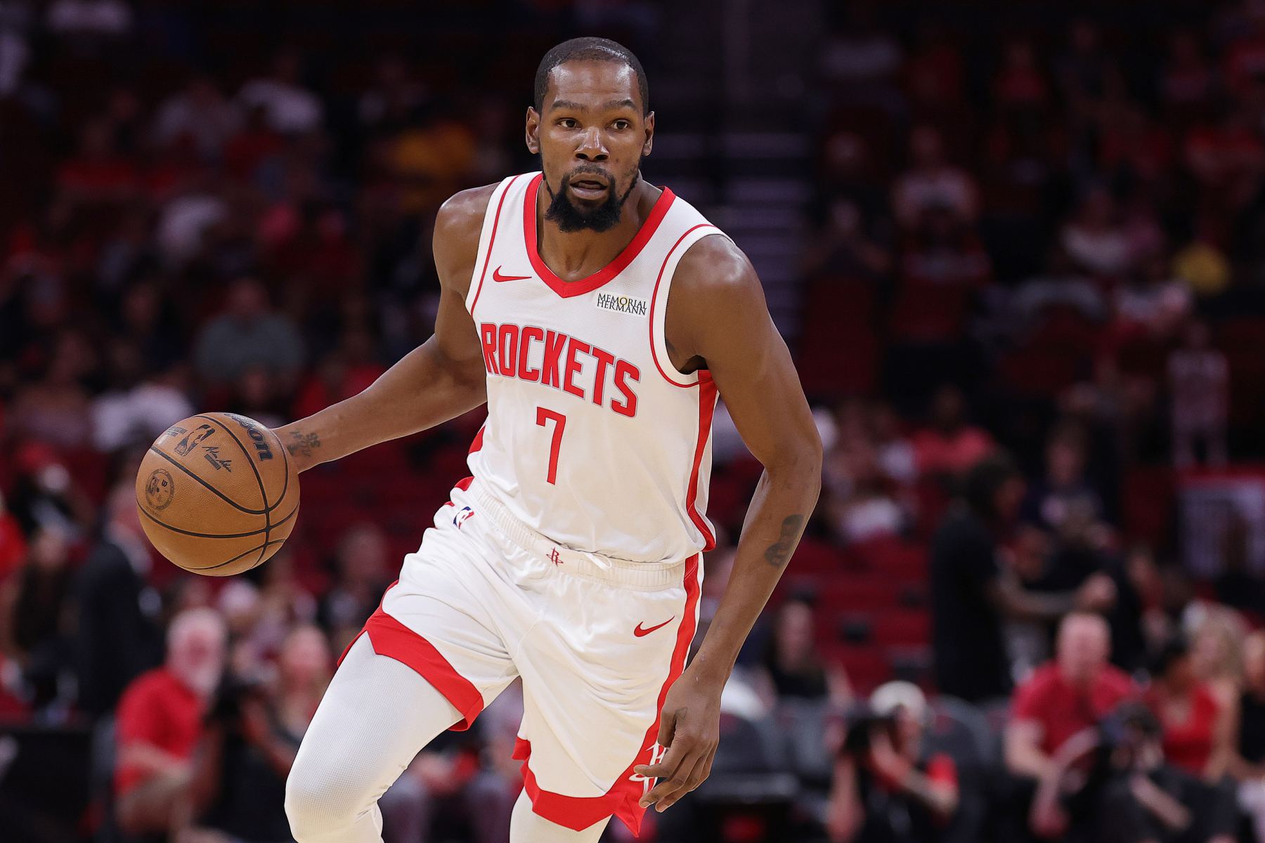 Durant acertó 8 de 12 tiros en la mitad y anotó 20 puntos, anotando más de 20 puntos contra los Trail Blazers en 30 juegos consecutivos.