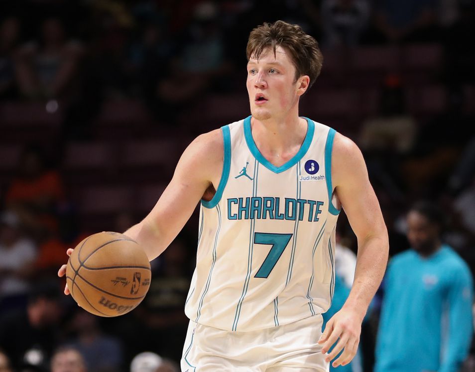 ¡La mitad del campo del equipo local! Knipel invitó a 2.000 amigos a verlo jugar contra los Bucks