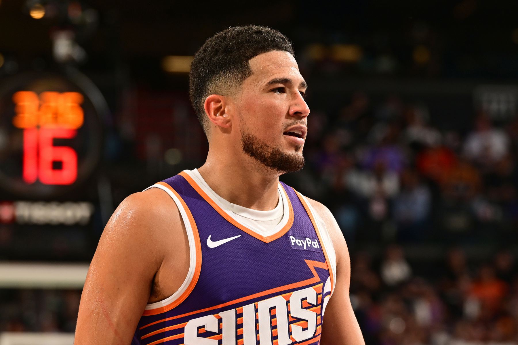 ¡Aislado e indefenso! Booker anotó 31 puntos y 7 asistencias, cayendo en una racha de derrotas en partidos consecutivos.