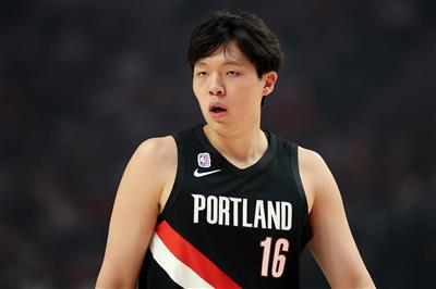 Yang Hansen: Los Trail Blazers celebraron su primera victoria salpicando agua y no cambiará mucho por el cambio de entrenador