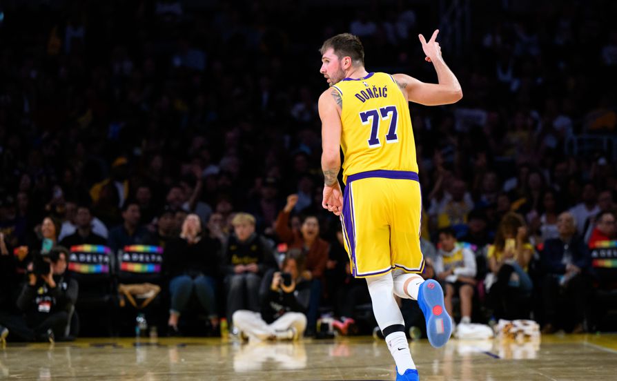 Doncic anotó 92 puntos en los dos primeros partidos, convirtiéndose en el primer jugador de la historia en anotar 40+10+5 en dos partidos consecutivos.