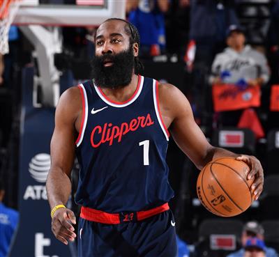 ¡Control del balón caliente! Harden acertó los 4 tiros en el primer cuarto y anotó 14 puntos, incluidos 2 de 2 triples.