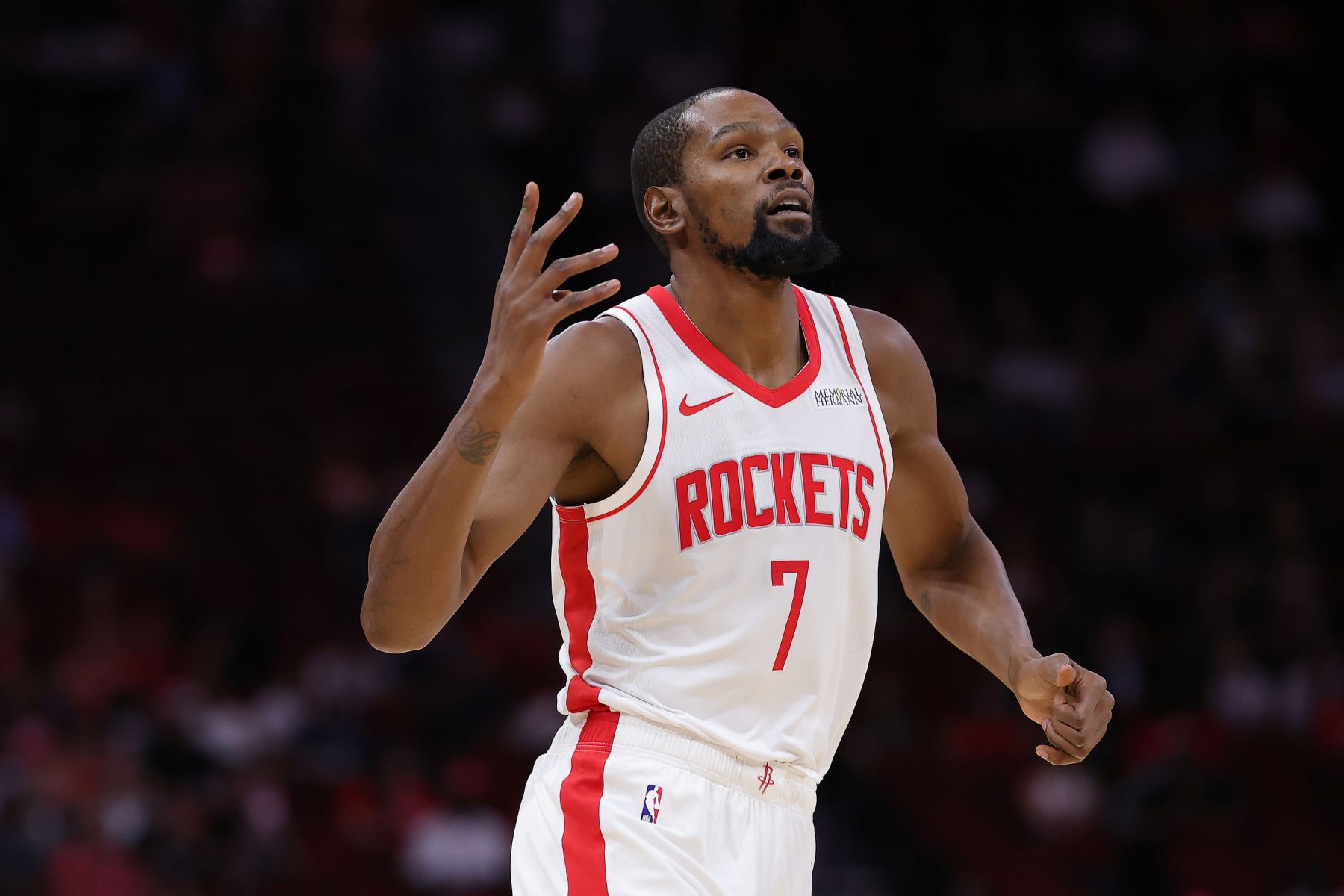 ¡Haz tu mejor esfuerzo! Durant acertó 9 de 18 tiros en su primer partido en casa y anotó 37 puntos.