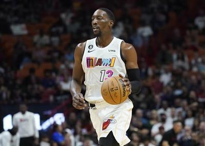 ¡La sensación de control del balón de todo el equipo explotó! Cinco jugadores anotaron cifras dobles en la mitad y el Heat anotó 86 puntos