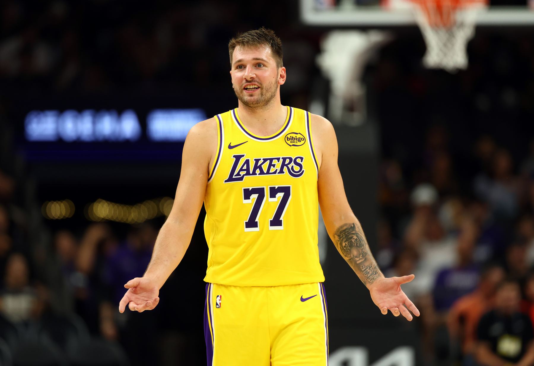 ¡poderoso! Doncic es el primer jugador de la historia en promediar 40 puntos, 5 rebotes y 5 asistencias en los primeros 5 partidos.