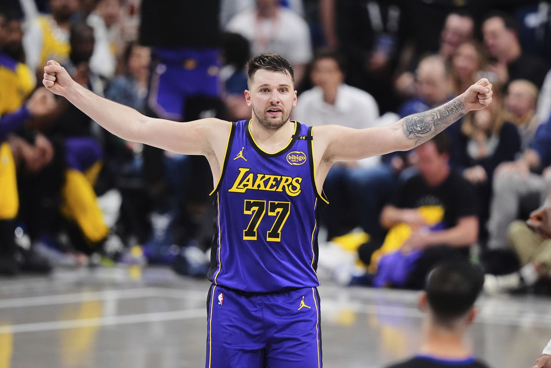 Doncic se convirtió en el primer jugador en la historia de los Lakers en anotar 35 puntos, 10 asistencias y 5 intercepciones en un solo partido.