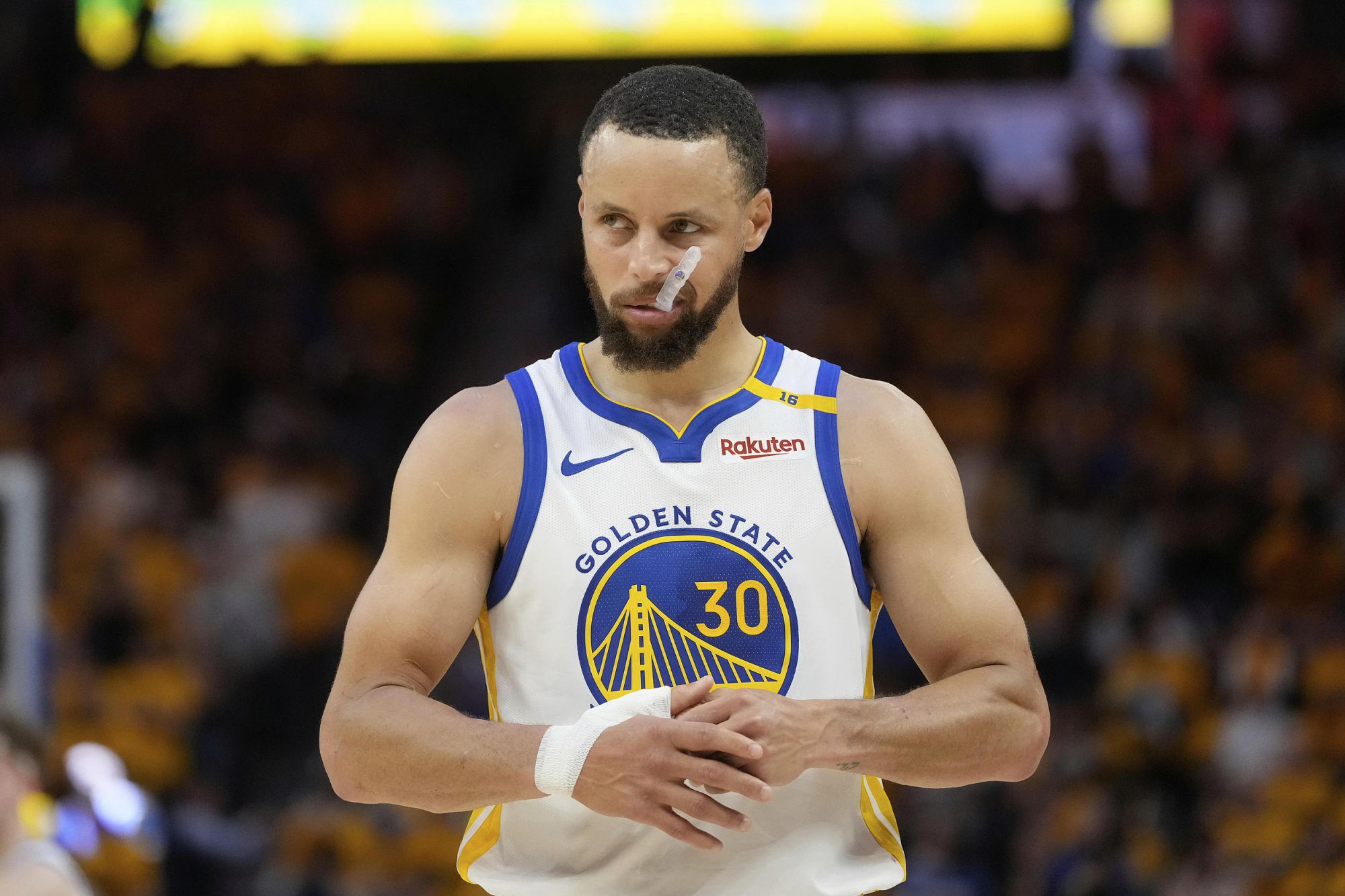 Los Warriors anotaron 19 triples en el juego, Curry acertó 5 triples y los Warriors se negaron a perder tres juegos consecutivos.