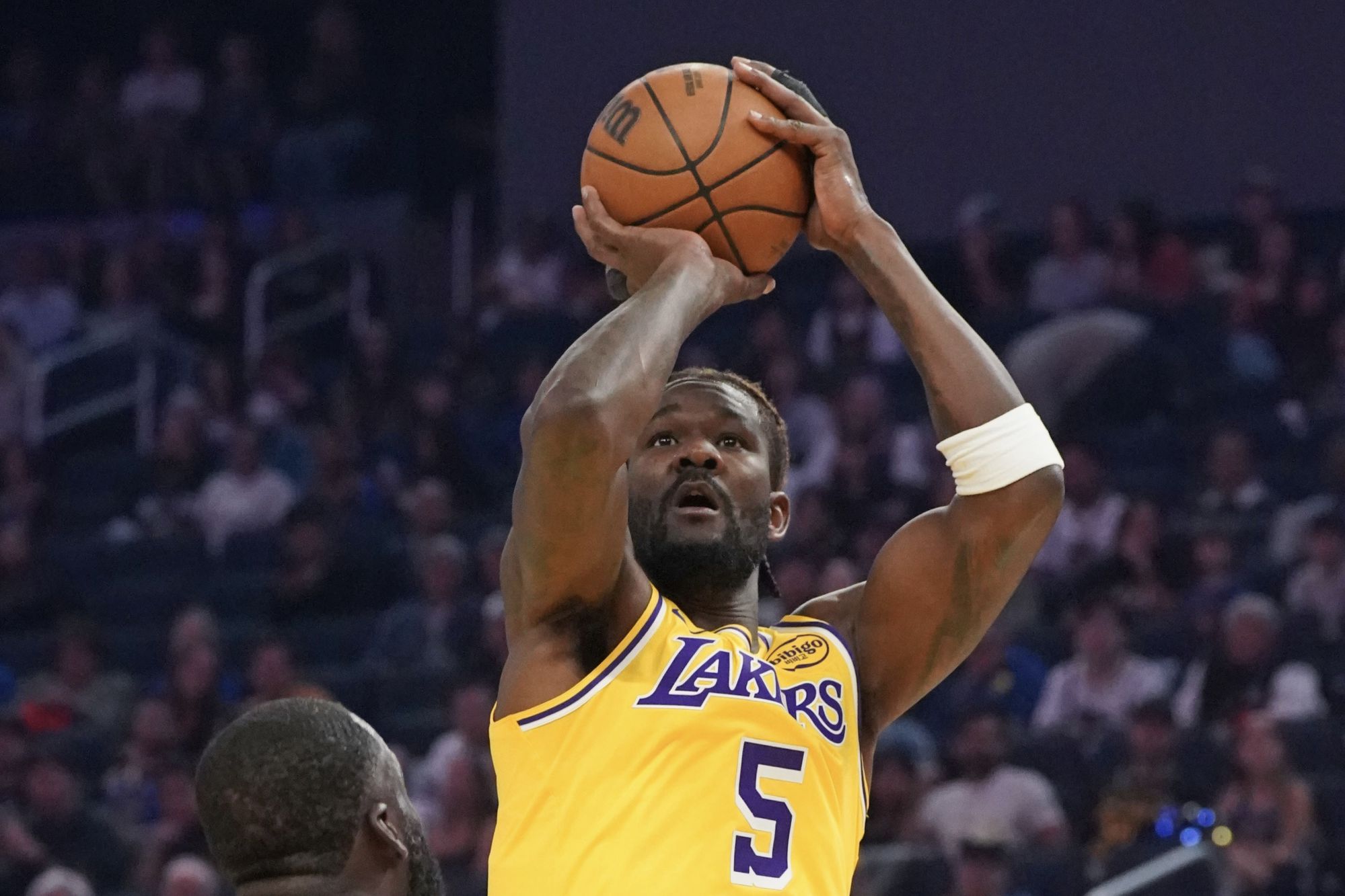 ¡Mejorando! Ayton tiene 20 + 10 en dos juegos consecutivos y su tasa de tiro real supera el 70%.