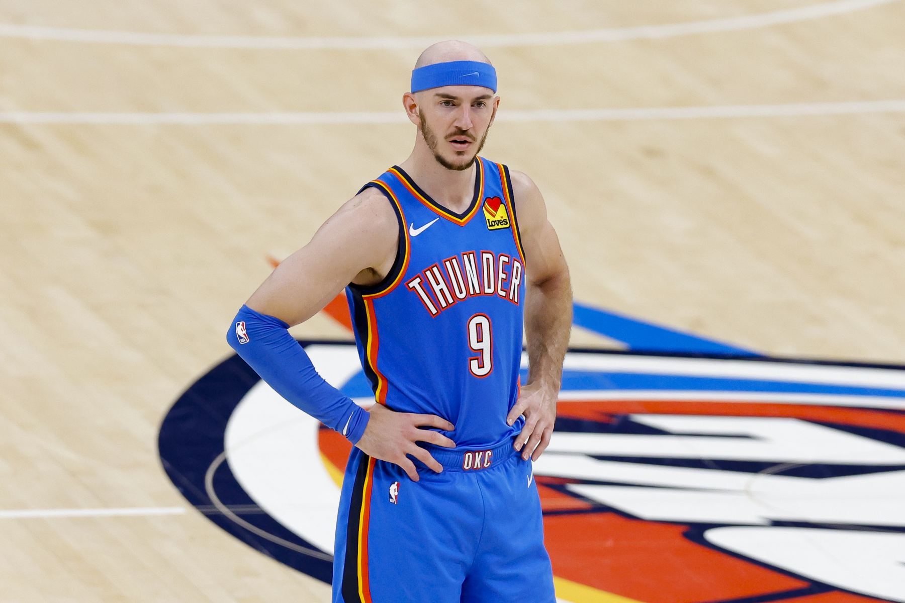 Los reservas de los Lakers solo anotaron 2 puntos en el entretiempo, mientras que Caruso del Thunder anotó 10 puntos solo.