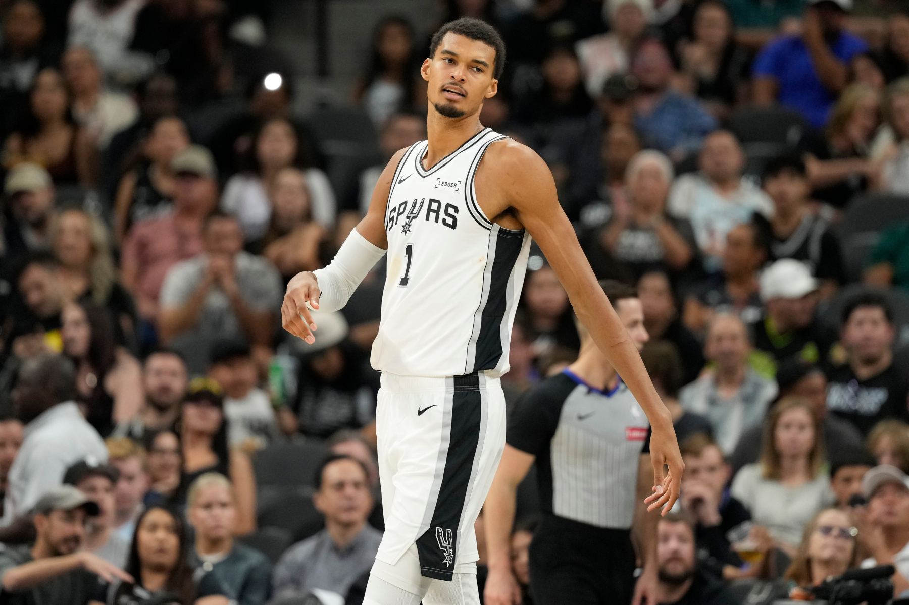 Bunyama aportó un triple-doble y cometió 8 errores. La racha de tres victorias consecutivas de los Spurs llegó a su fin.