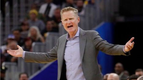 Los Warriors llegaron tarde al entretiempo hoy y fueron sancionados por una infracción técnica del equipo.