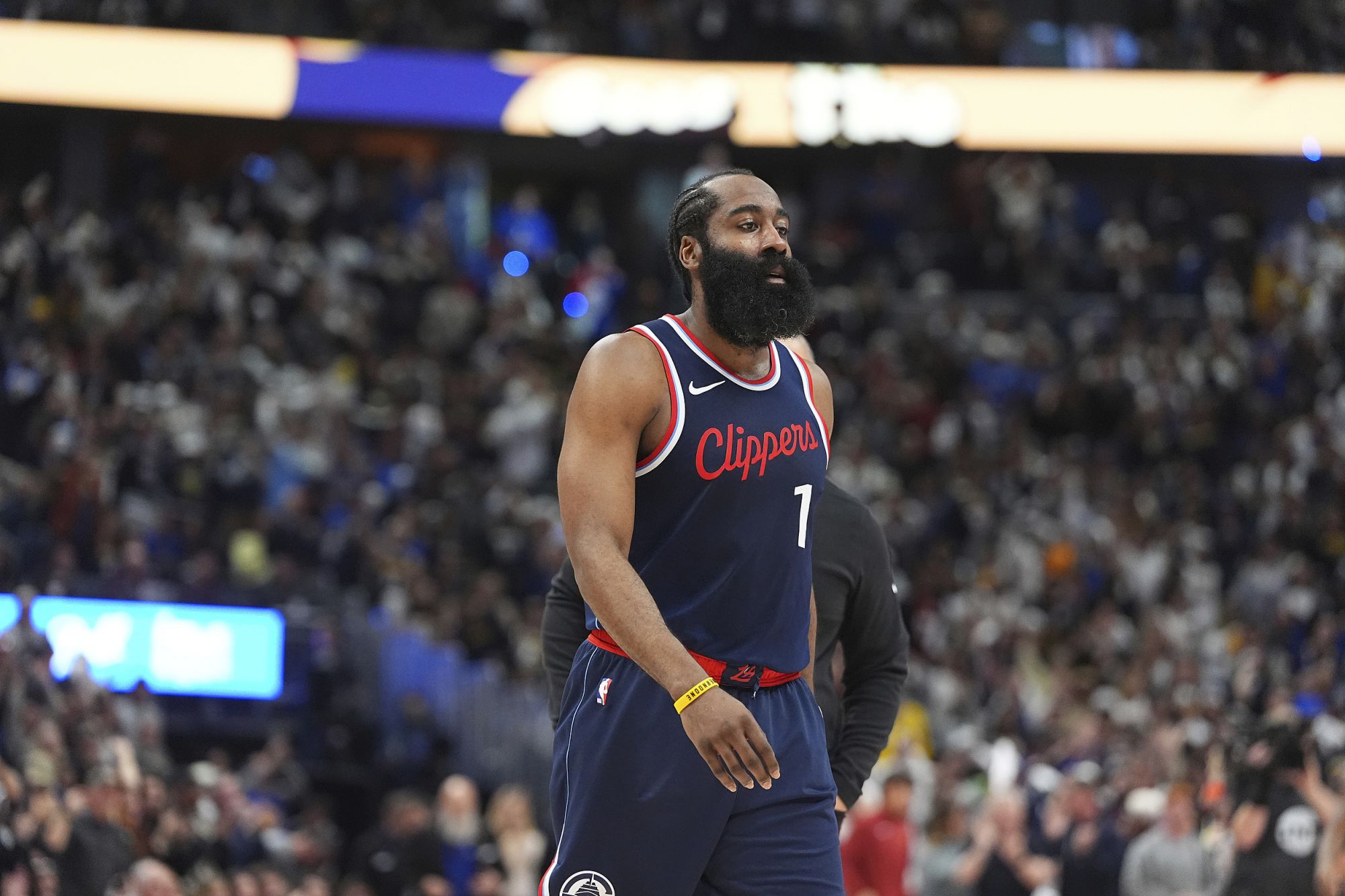 ¡El primer cuarto jugó durante 12 minutos! Harden anotó 10 puntos, 3 rebotes y 4 asistencias con 3 de 6 tiros.