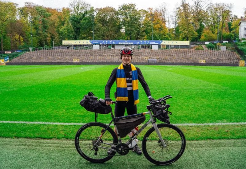 Un aficionado del San Giros recorrió 1.570 kilómetros en 10 días para ver el partido fuera de casa de la Liga de Campeones contra el Atlético de Madrid