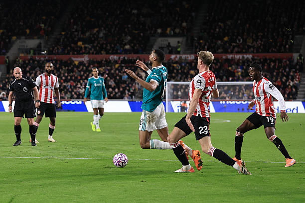 La explicación oficial de la Premier League fue que no hubo penalización cuando Gakpo cayó al suelo en la zona de los tres segundos: el videoarbitraje comprobó que Collins no violó la regla.