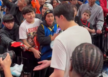 ¡Extremadamente popular! Un gran número de aficionados esperaban en el pasillo a Yang Hansen, quien regaló zapatillas de baloncesto a los jóvenes aficionados.