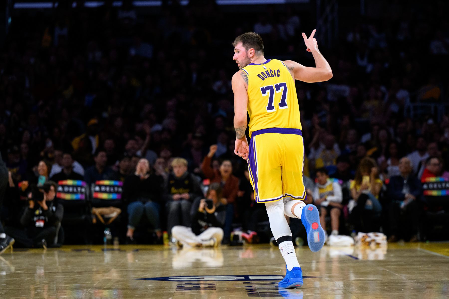 ¡Ató su propio récord de velocidad! Doncic logró 300+75+75 datos en los primeros 9 partidos
