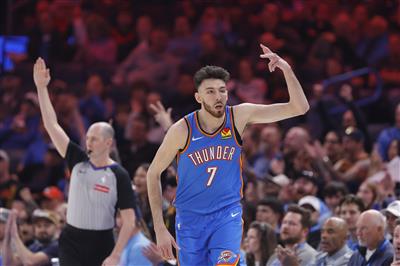 ¡Sigue evolucionando! Holmgren logró un nuevo récord con 6 triples, anotando 31+12 en 27 minutos.