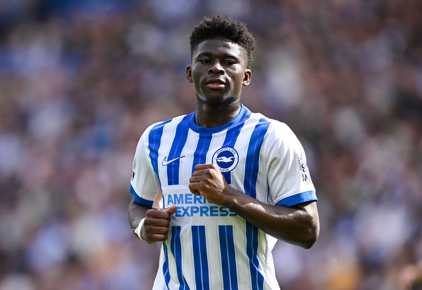 Estadísticas de Baleba ante el Manchester United: 59 minutos de partido inicial, tasa de acierto en pases y recepciones 80,5%