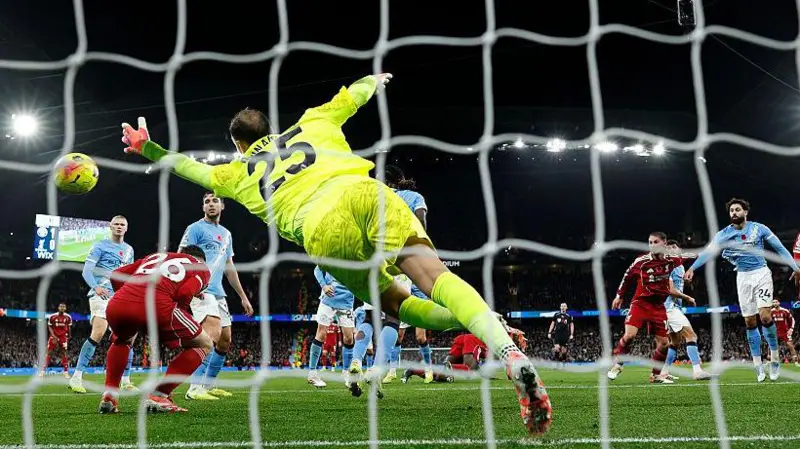 El supervisor del árbitro dijo que el gol de Van Dijk no era válido: el árbitro creía subjetivamente que la interferencia de Robertson no era inapropiada.